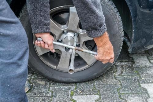 How long does it take to change a car tire? There are 6 criteria for evaluating a tire change. If one of them is observed, replace it as soon as possible.
