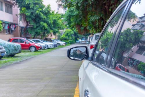 Does sleeping with air conditioner on while parking consume fuel?
