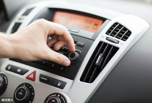What is difference between automatic car air conditioning and manual air conditioning?
