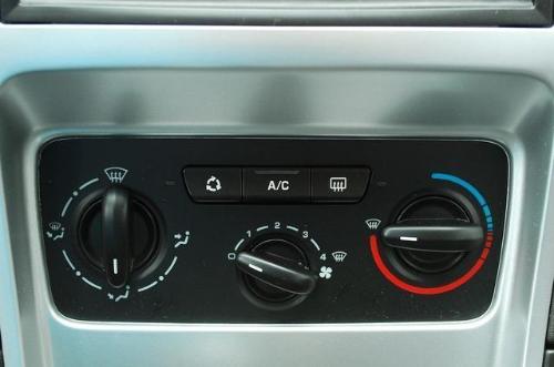 What is difference between automatic car air conditioning and manual air conditioning?
