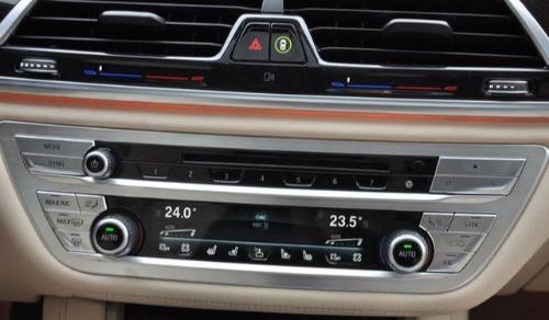 What is difference between automatic car air conditioning and manual air conditioning?
