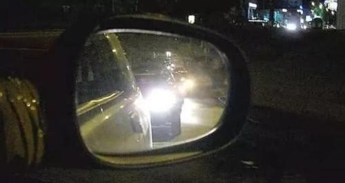 What does it mean when other side's headlights flash three times? Keep these lights in mind while driving, they can save lives at critical moments.
