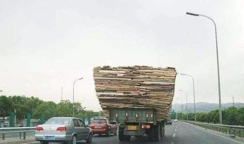 Big truck driver gives his opinion: there is a reason not to hit brakes and what to look out for when driving a big truck
