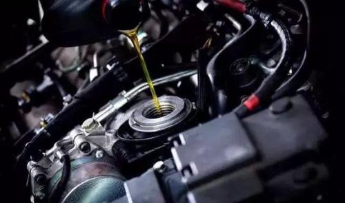 This is most expensive way to change engine oil Car repairman: It's a waste of engine oil
