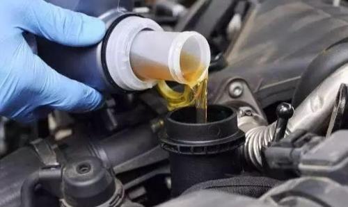 This is most expensive way to change engine oil Car repairman: It's a waste of engine oil
