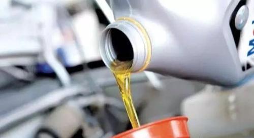 This is most expensive way to change engine oil Car repairman: It's a waste of engine oil
