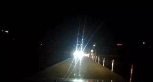 Can I use low beam headlights when driving at high speed at night? After listening to old driver's explanation, I broke out in a cold sweat.
