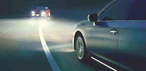 Can I use low beam headlights when driving at high speed at night? After listening to old driver's explanation, I broke out in a cold sweat.
