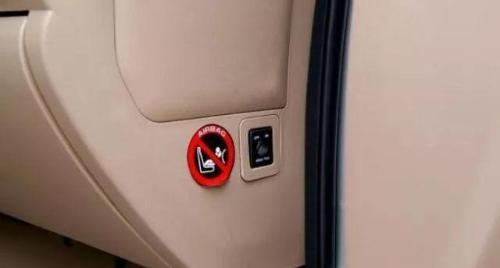 Pay attention! These buttons on car should not be pressed indiscriminately, especially for novice drivers.
