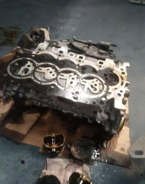 Buick Verantong lacks cylinders, after a lot of dismantling, pistons are rotten, which is caused by improper maintenance.
