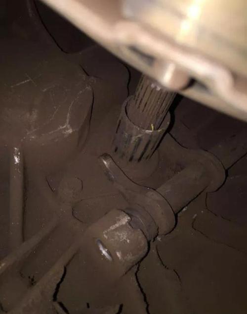 Hyundai Tucson gearbox made abnormal sound, after being inspected by a maintenance technician, owner regretted that he did not service it in time
