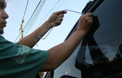How to get keys locked in car? No need to call a lockpicking company to help you solve this problem!
