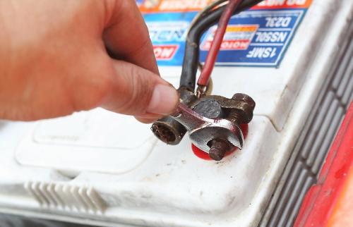 Car care: how to clean rusty car battery terminals?
