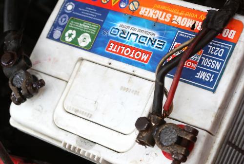 Car care: how to clean rusty car battery terminals?
