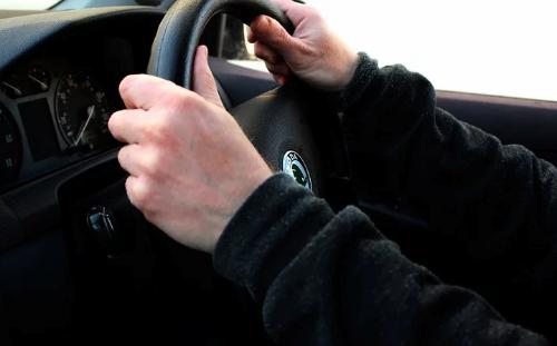 Car safety: how do foreign drivers protect themselves from driving?
